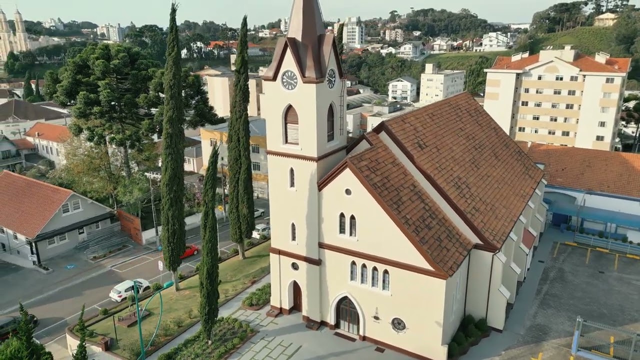 Vista urbana de São Bento do Sul SC, com arquitetura enxaimel e morros ao fundo