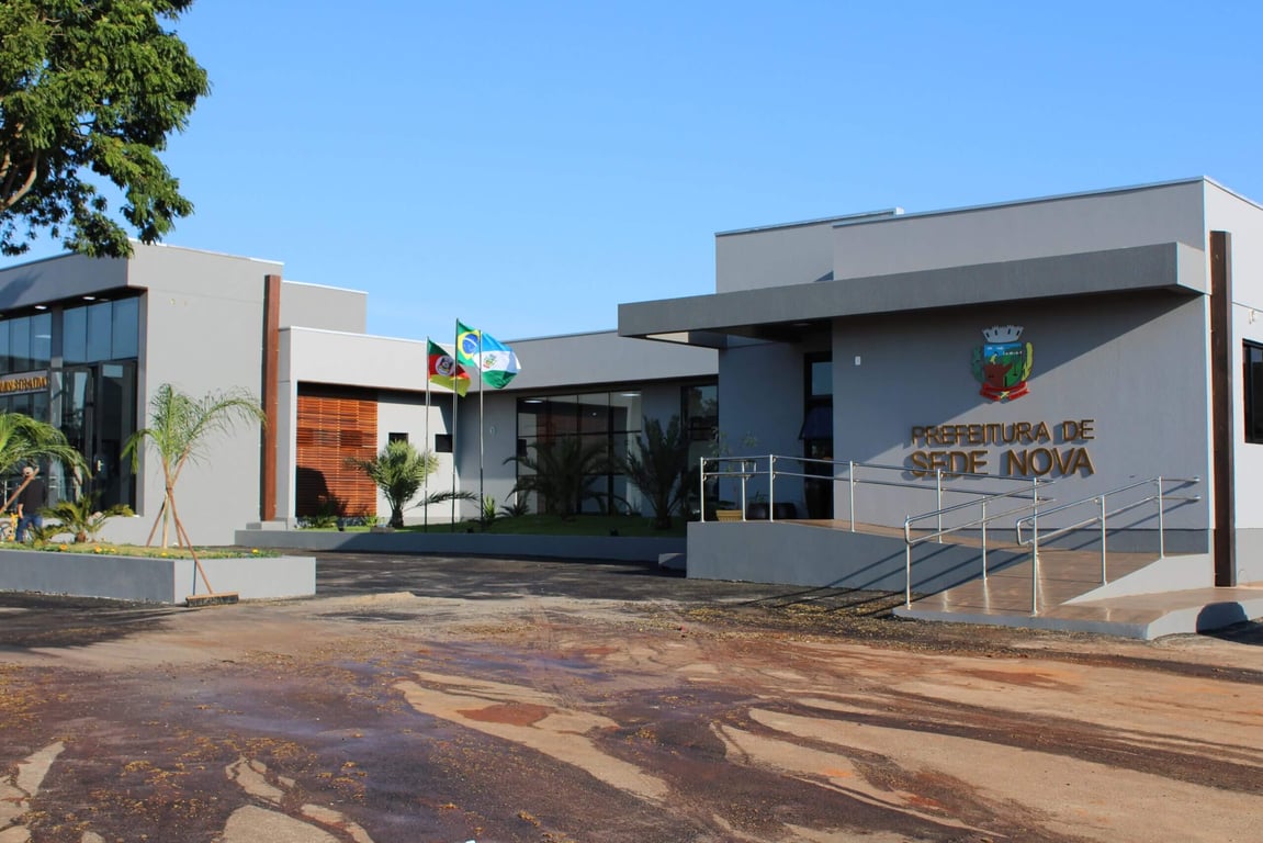 Fachada da Prefeitura Municipal de Sério RS, com bandeiras hasteadas