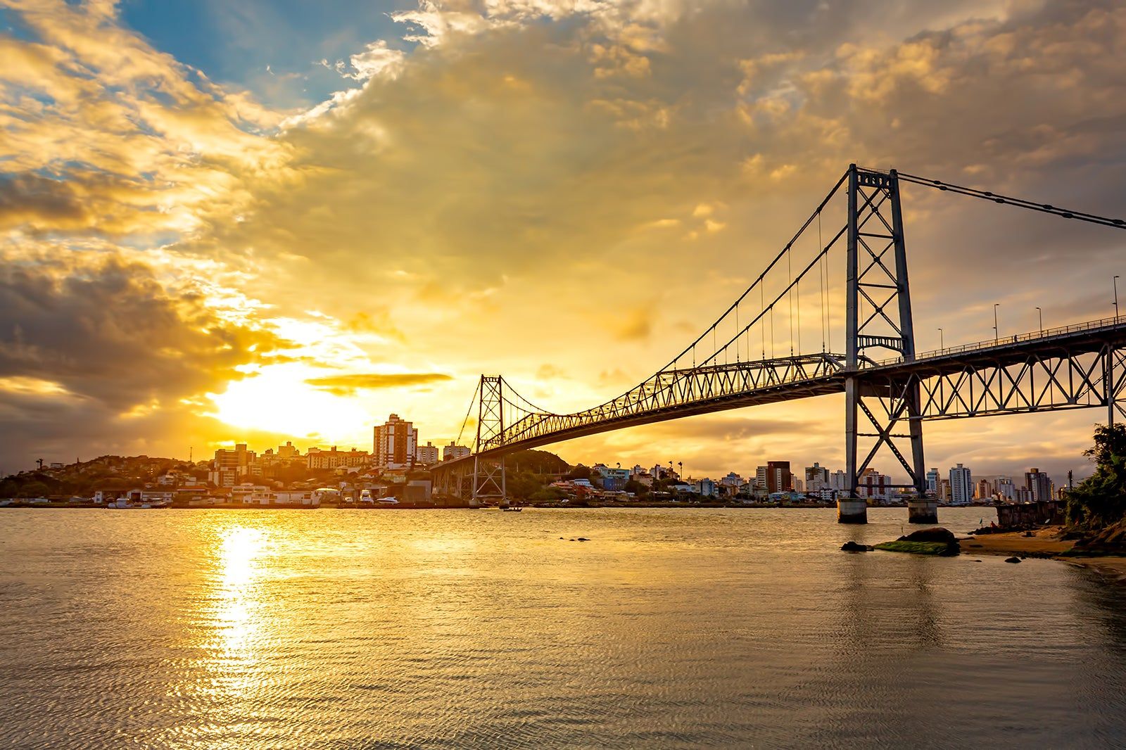 Vista aérea da ponte Hercílio Luz em Florianópolis ao entardecer