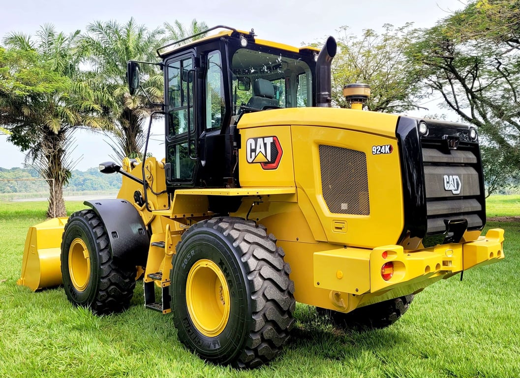 Pá-carregadeira em ambiente rural