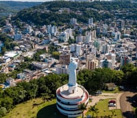 Vista aérea de Chapecó SC, com skyline urbano em dia ensolarado