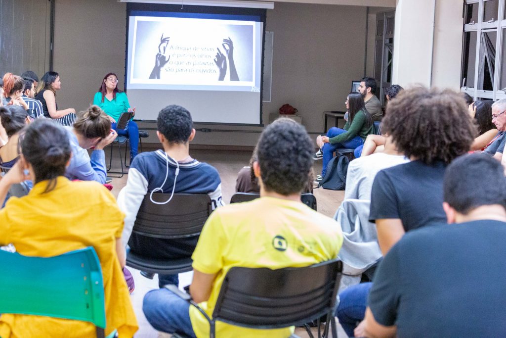 Aula de Libras em ambiente acadêmico