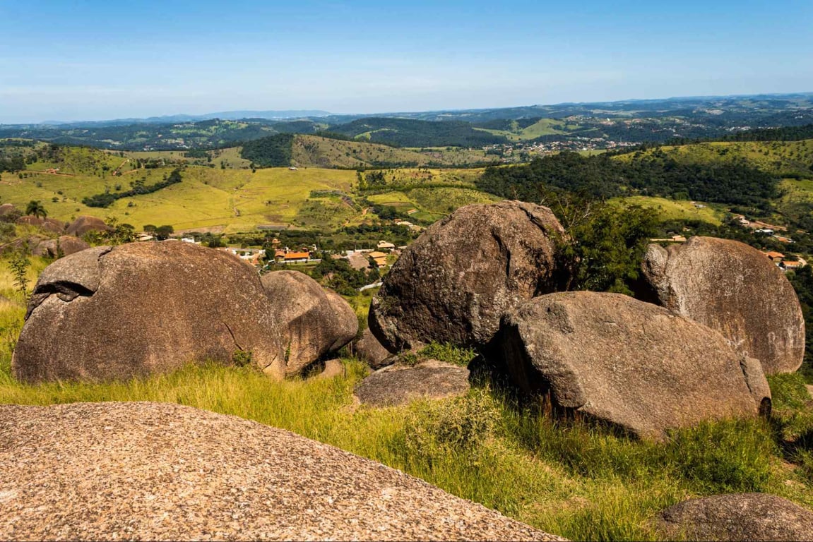 Paisagem do interior paulista ao entardecer, representando municípios do interior de São Paulo