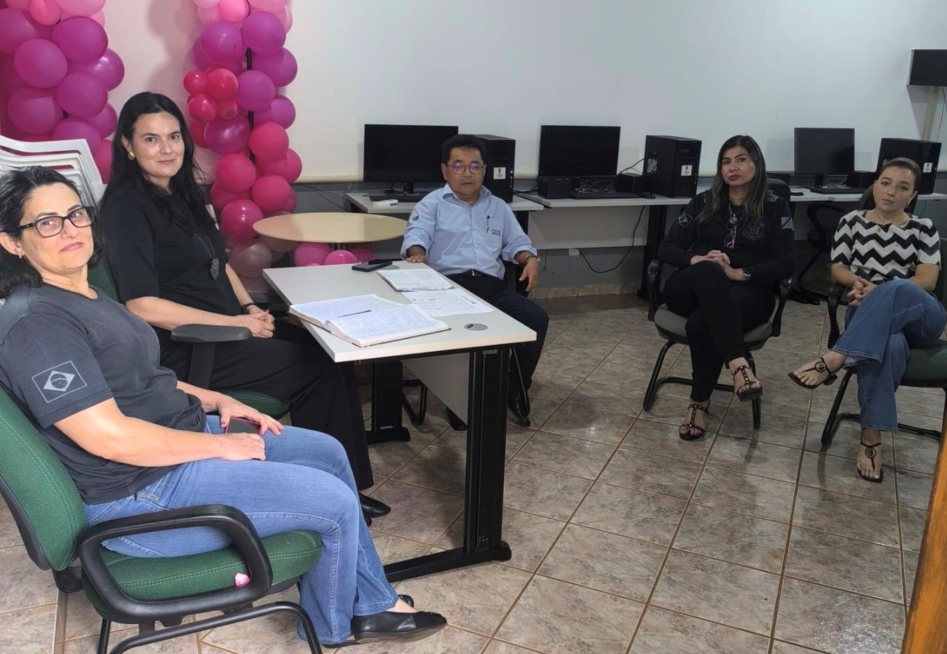 Equipe multidisciplinar revisando documentos, simbolizando atuação socioeducativa em rede