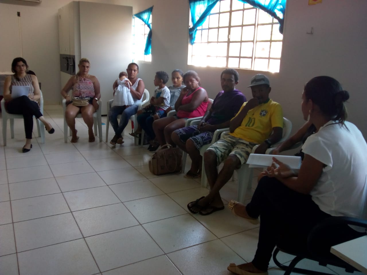 Equipe de assistência social em atividade comunitária