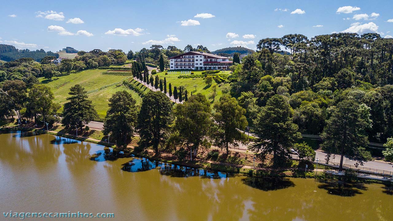 Vista de Fraiburgo com lago e colinas ao fundo