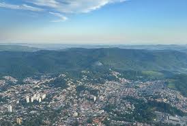 Vista panorâmica de Mairiporã, com represa e montanhas da Serra da Cantareira ao fundo