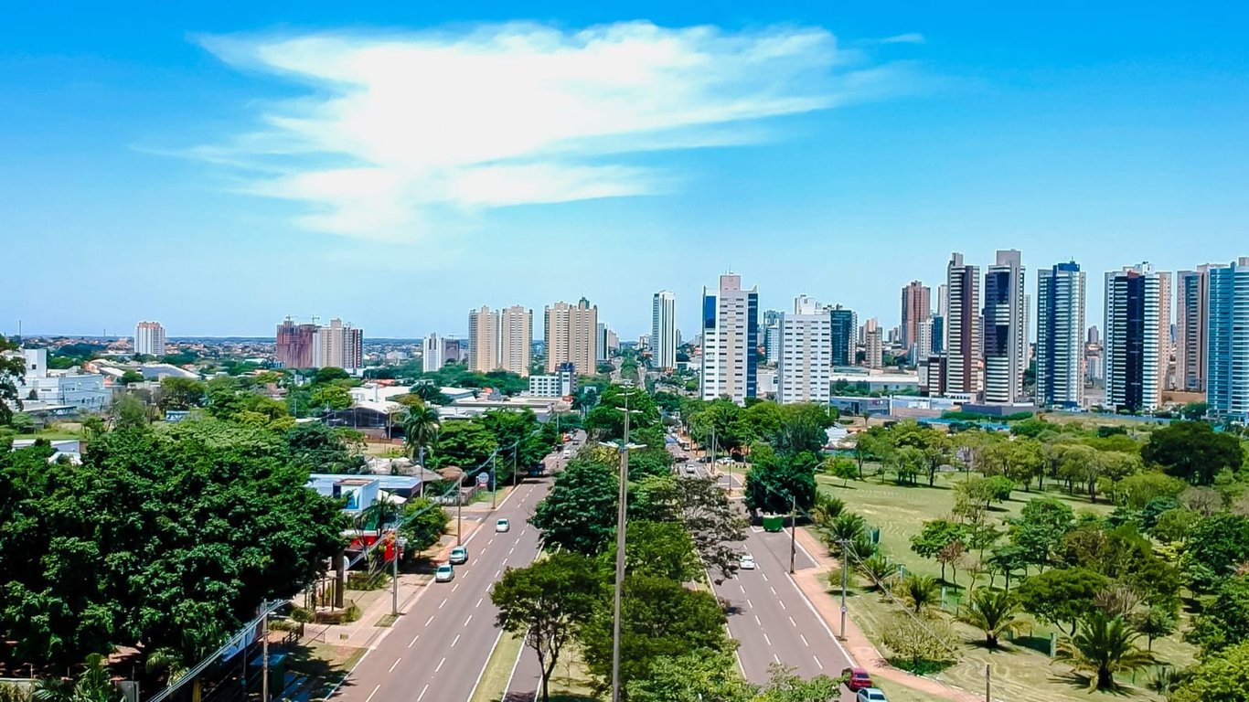 Vista aérea de Campo Grande MS, com áreas verdes e skyline