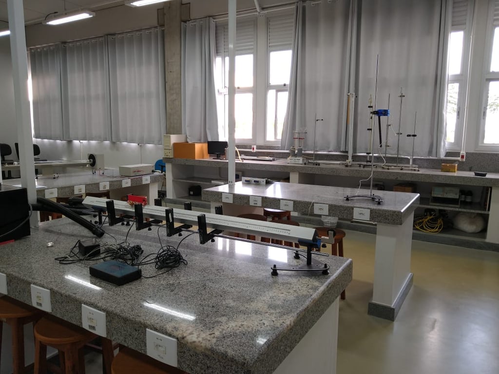 Laboratório de engenharia civil com equipamentos para ensaios de materiais