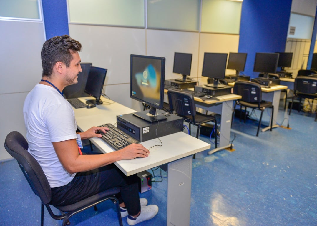 Ambiente administrativo em órgão público