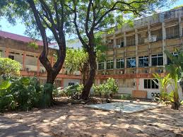 Fachada da Escola de Artes, Ciências e Humanidades da USP (USP Leste) em dia ensolarado