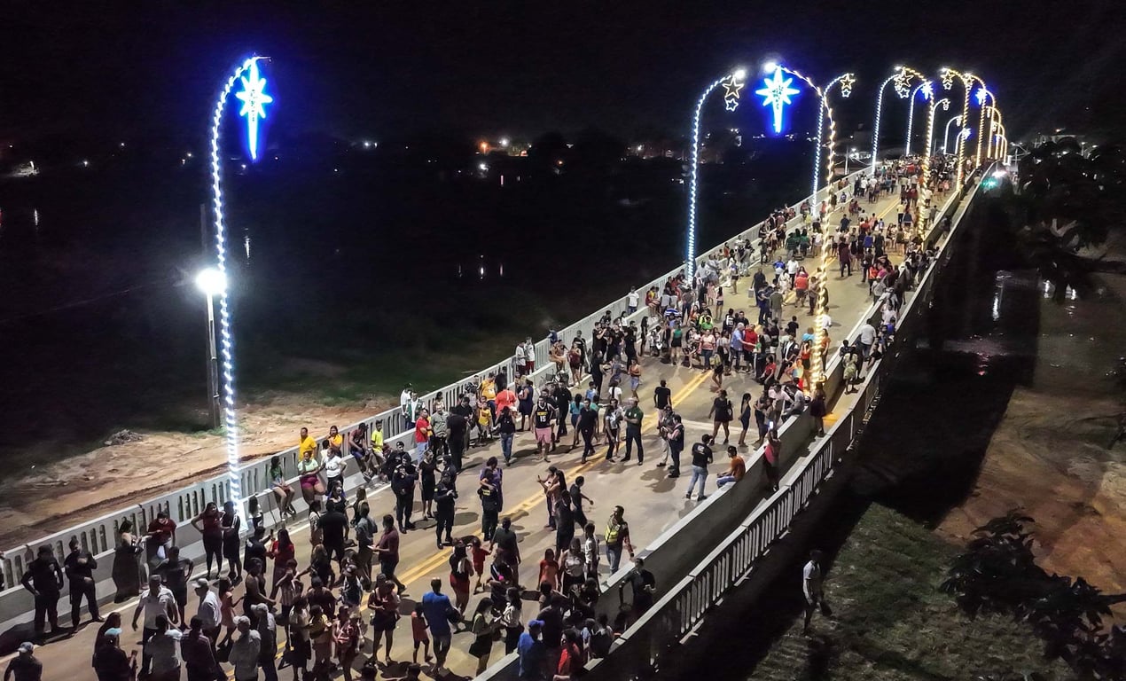 Ponte sobre o rio Iaco e a área urbana de Sena Madureira, Acre