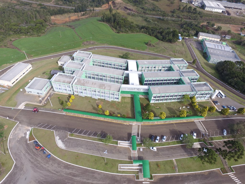 Vista aérea do campus do IFPR em Palmas (PR), com prédio principal e áreas verdes ao redor