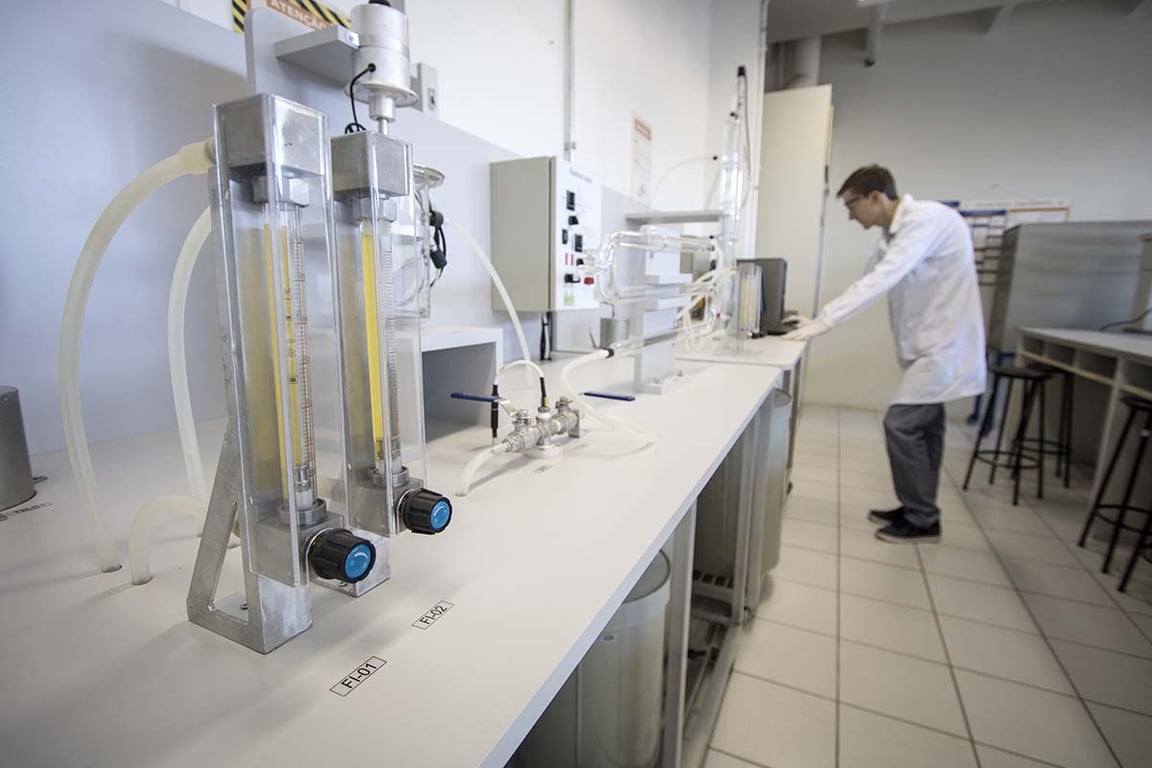 Ambiente acadêmico em laboratório de engenharia/química