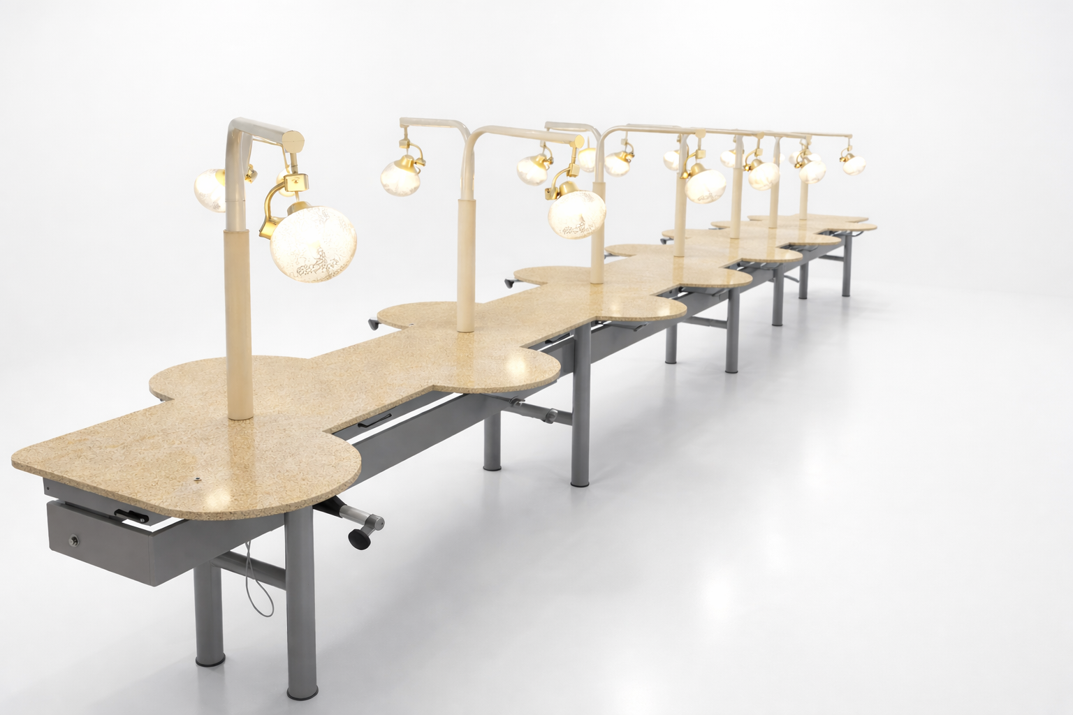 Ambiente odontológico universitário com cadeiras e iluminação clínica