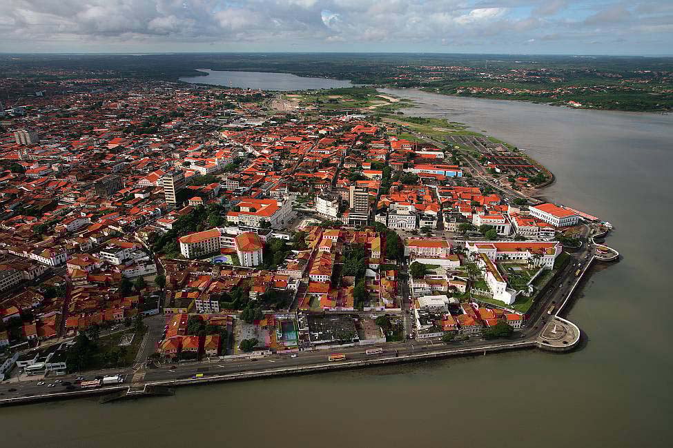 Panorama urbano de São Luís do Maranhão, com prédios e a costa ao fundo