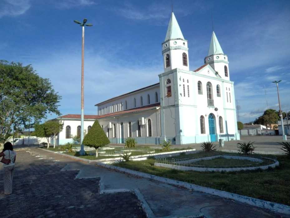 Vista urbana de Manicoré AM, com igreja histórica e céu aberto