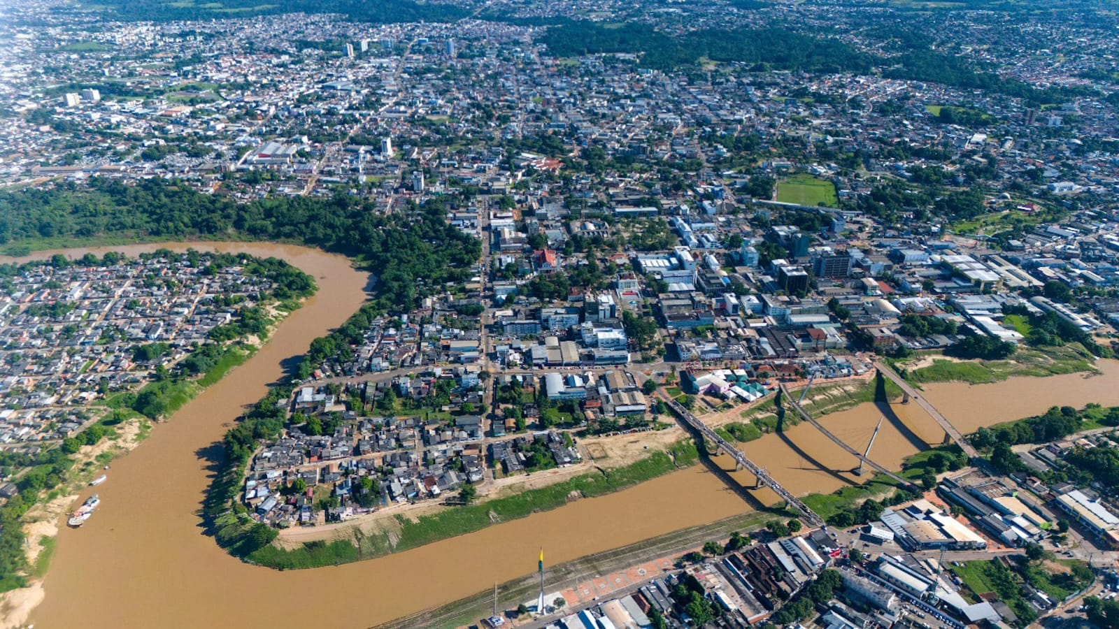 Vista aérea de Rio Branco com o Rio Acre ao fundo