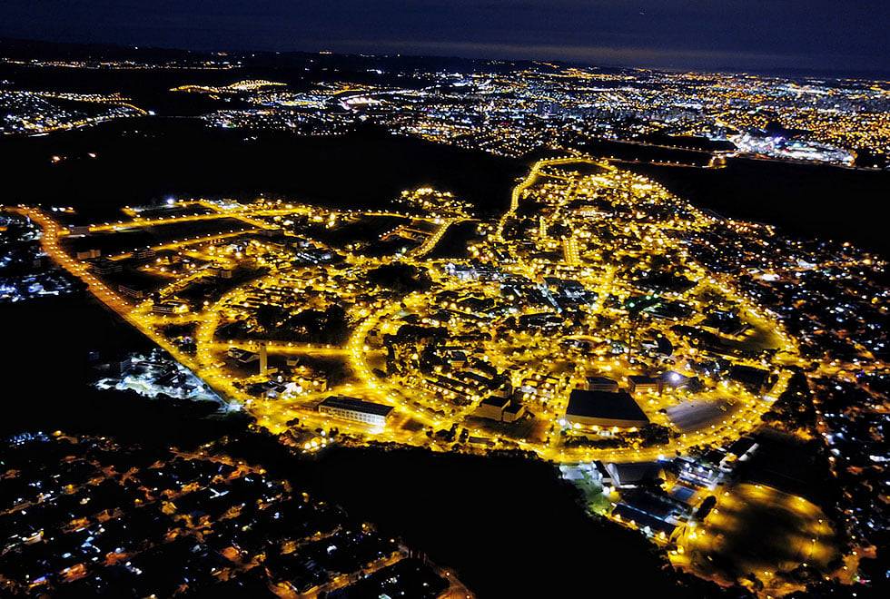 Vista aérea do campus da Unicamp em Barão Geraldo, Campinas, ao entardecer