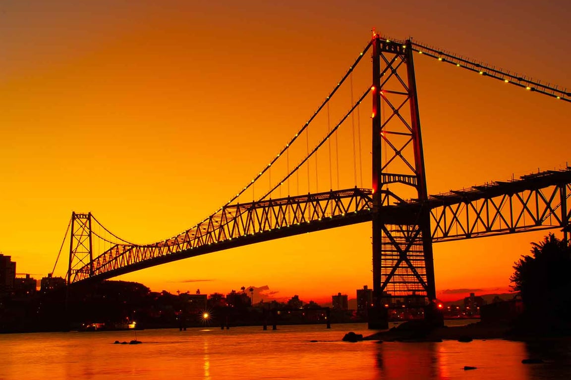 Ponte Hercílio Luz ao pôr do sol, em Florianópolis
