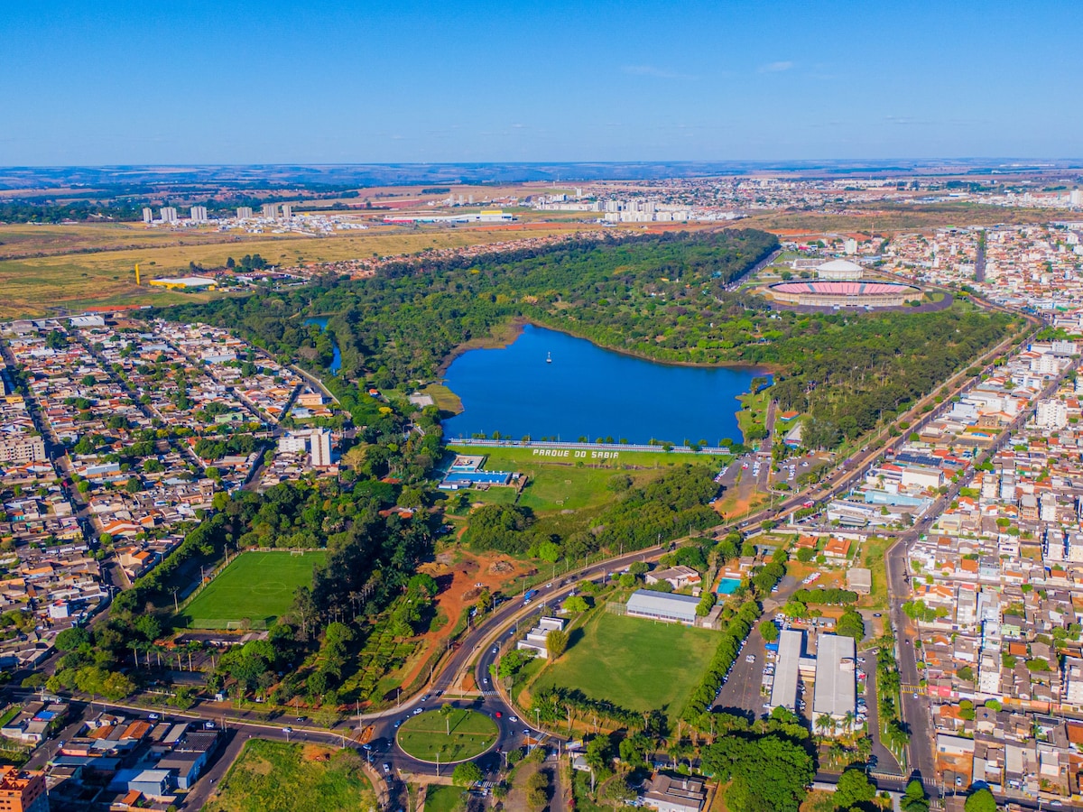 Parque do Sabiá e skyline de Uberlândia ao pôr do sol