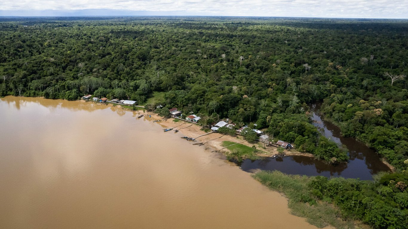 Vista urbana amazônica em município de pequeno porte, com céu aberto e vegetação ao redor