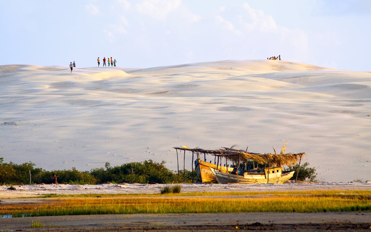 Manguezais nas Reentrâncias Maranhenses, com barco à beira d’água e vegetação costeira ao fundo