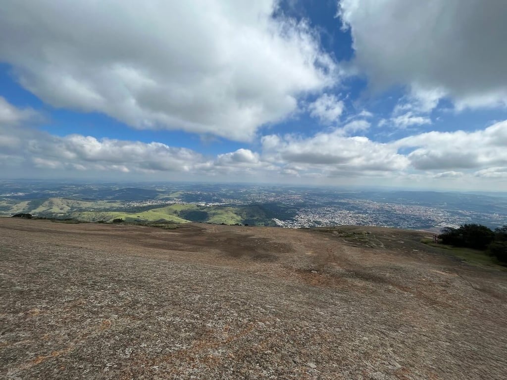 Vista aérea de Atibaia SP com a Pedra Grande ao fundo ao pôr do sol