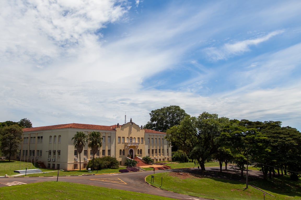 Entrada do campus da Unesp em Jaboticabal, com áreas verdes e fachada institucional ao fundo