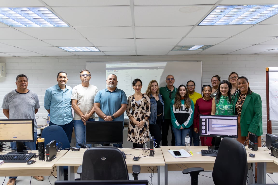 Servidores públicos trabalhando com planilhas e relatórios em escritório