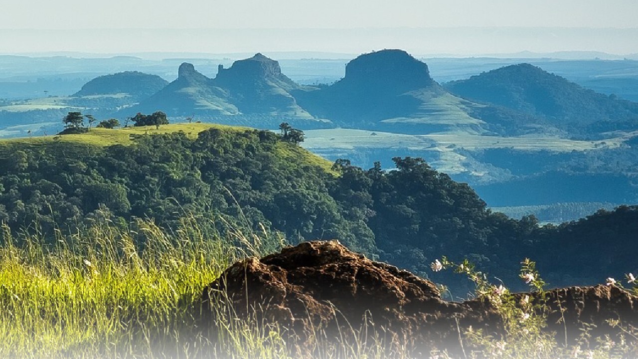 Paisagem do interior de São Paulo, morros verdes e céu azul, remetendo ao Circuito das Águas