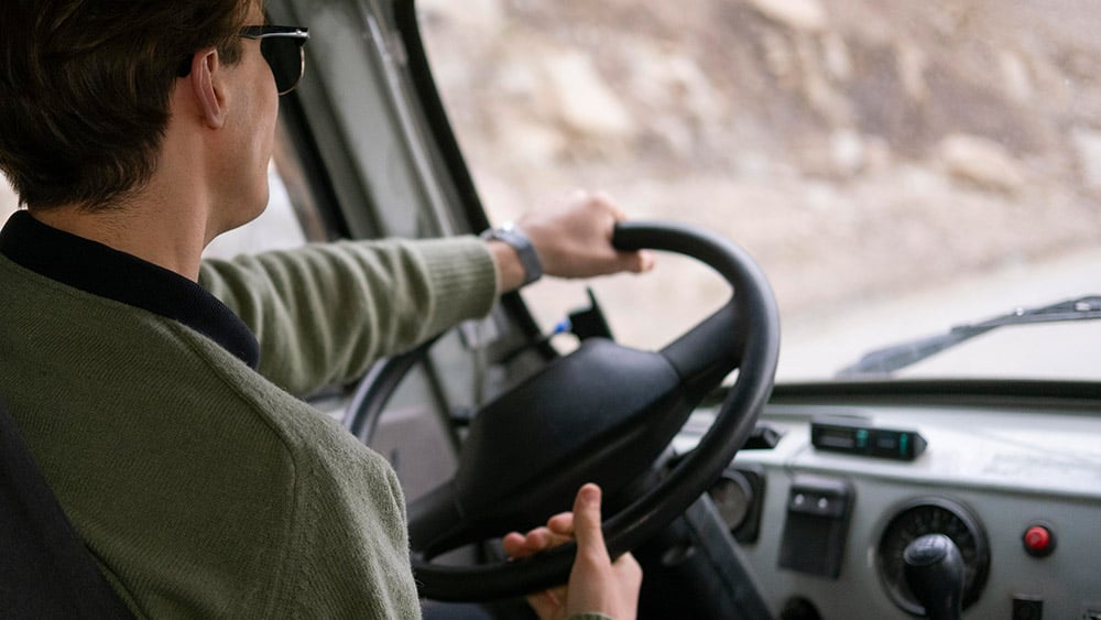 Motorista profissional ao volante em rodovia