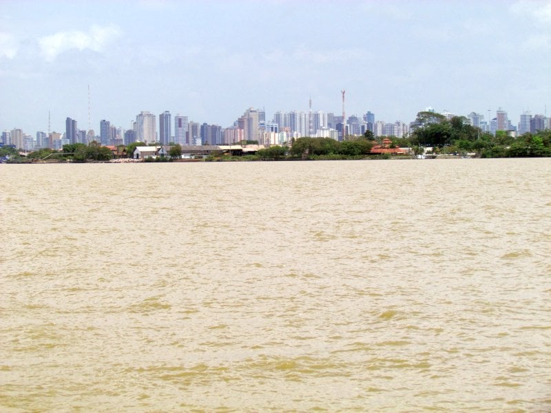 Vista aérea de Belém do Pará com o Rio Guamá e skyline ao entardecer