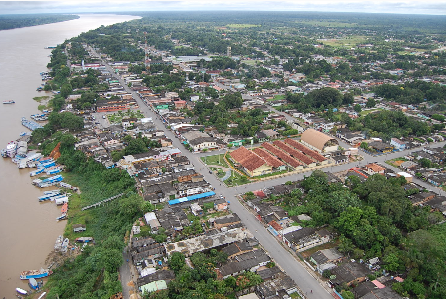 Vista urbana de município do interior de Mato Grosso, com ruas arborizadas e área residencial