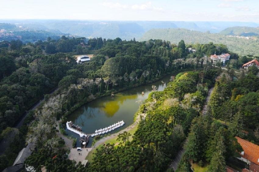 Vista aérea com lago e área verde em Dom Feliciano RS