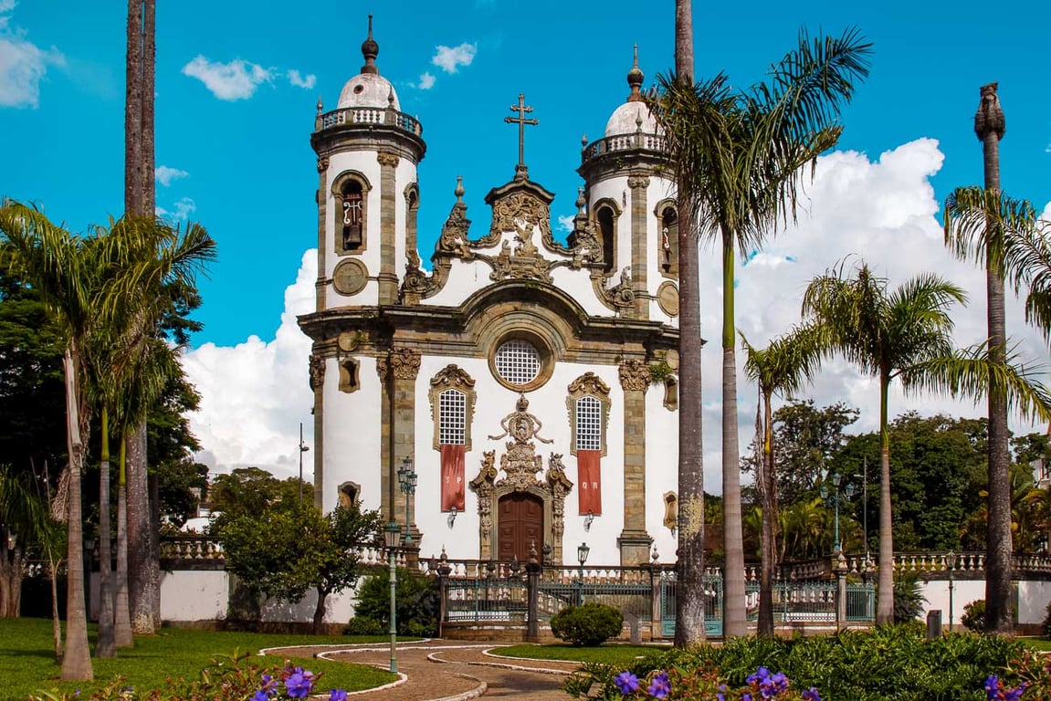 Vista histórica de São João del-Rei MG, com igreja colonial e casario em dia claro
