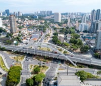 Vista aérea de Osasco SP ao pôr do sol, com skyline urbano e vias expressas