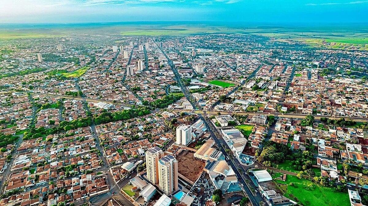 Vista aérea de Ourinhos (SP), com área central, prédios baixos e avenidas arborizadas