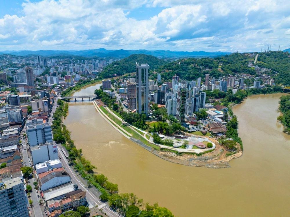 Vista aérea de Blumenau, com o rio Itajaí-Açu e a arquitetura de influência europeia ao fundo
