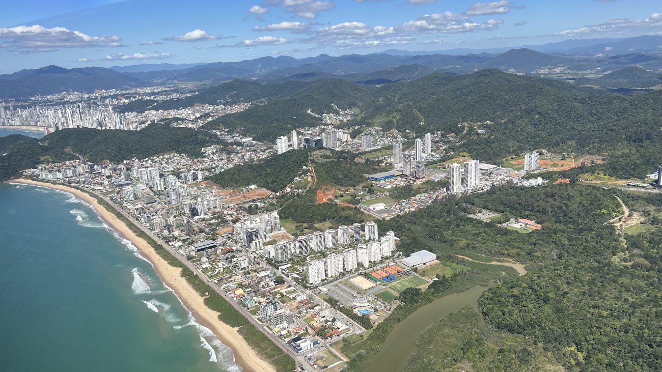 Vista aérea da região de Botuverá SC, com montanhas e áreas verdes