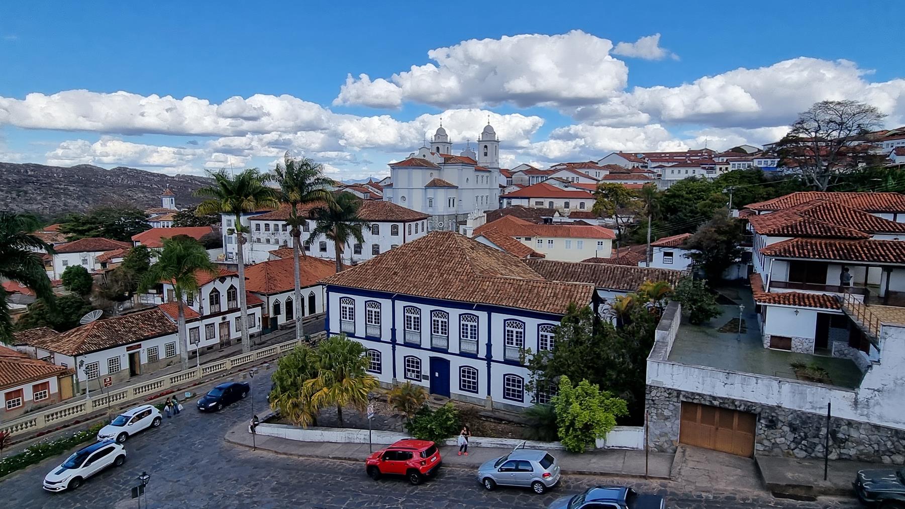 Centro histórico de Diamantina MG em dia ensolarado, com casario colonial e igreja ao fundo