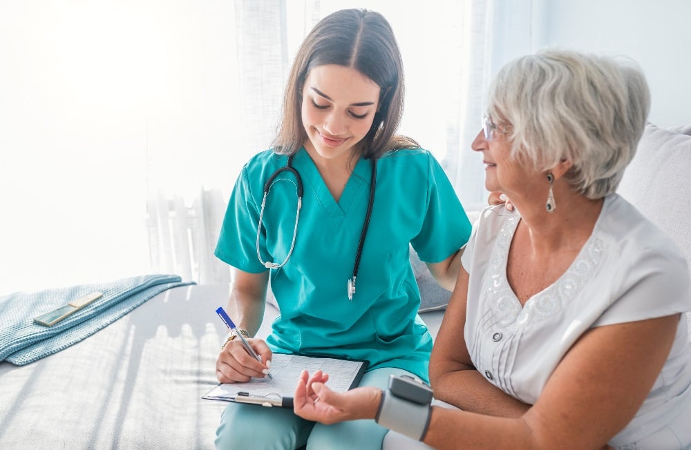 Profissional de enfermagem em atendimento na Atenção Básica