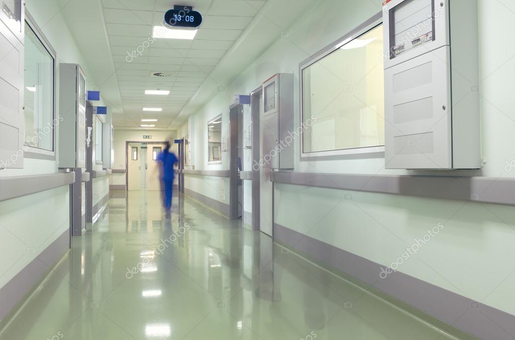 Corredor de hospital com profissional de saúde