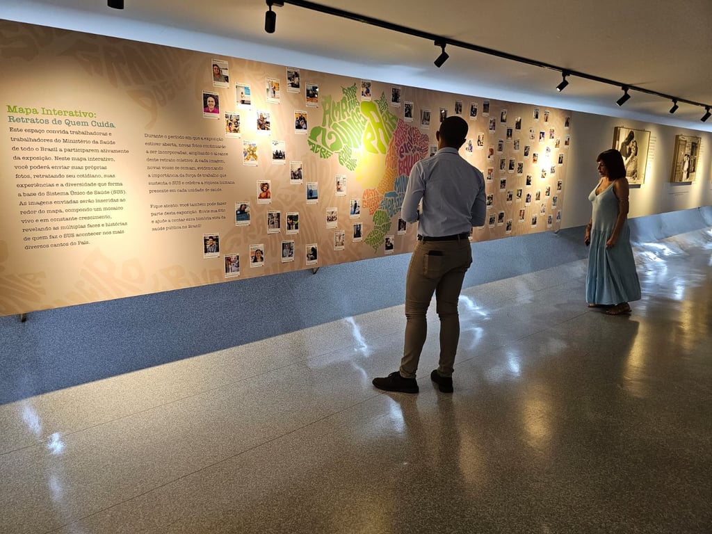 Profissionais da saúde em atendimento no serviço público