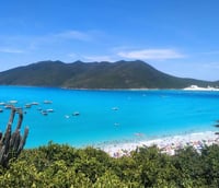 Vista aérea panorâmica de Arraial do Cabo, na Região dos Lagos RJ, conhecida pelas águas cristalinas e passeios de barco. Crédito: UAI.
