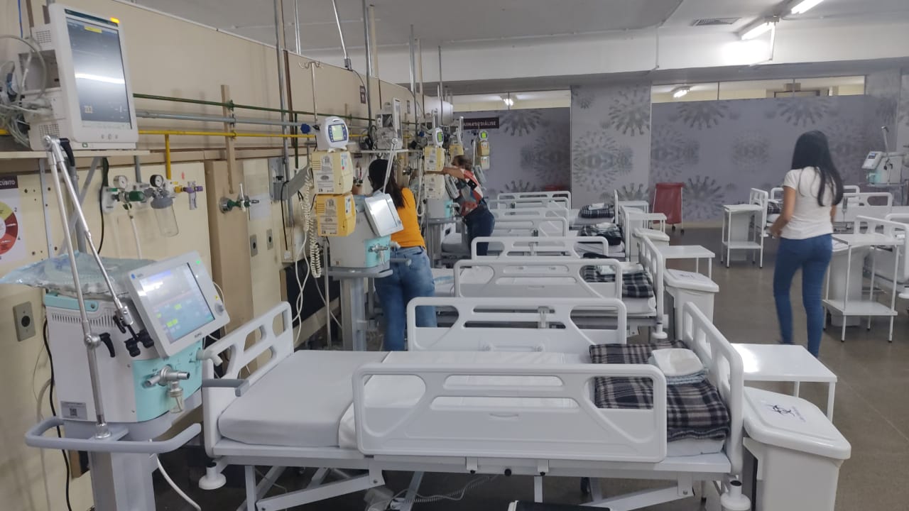 Profissionais de enfermagem em hospital público