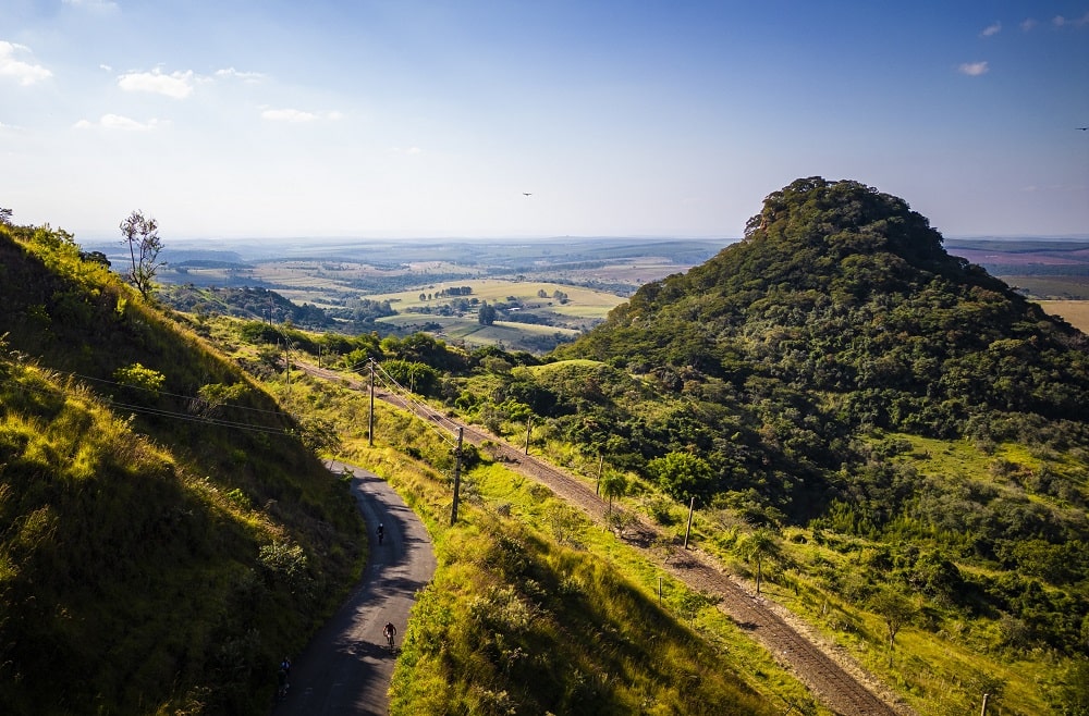 Paisagem da Cuesta de Botucatu ao entardecer, com morros e vegetação nativa do interior paulista