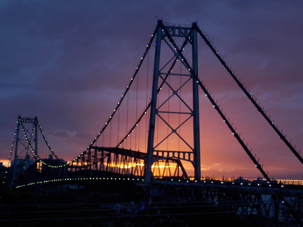 Ponte Hercílio Luz ao pôr do sol, em Florianópolis