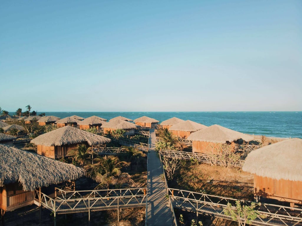 Vale do Jaguaribe CE em perspectiva horizontal, com paisagem ribeirinha e cenário semiárido ao fundo