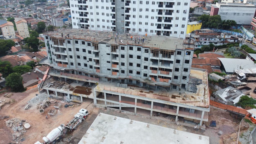 Vista urbana de Sorocaba SP, com prédios e obras em andamento